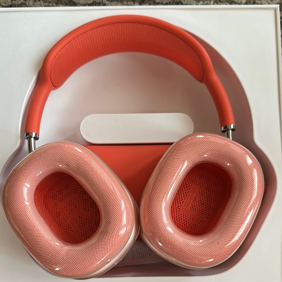 Apple AirPods Max in Pink - Picture 2 of 5